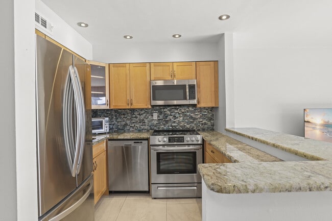 Building Photo - 2936 Lake Shore Dr