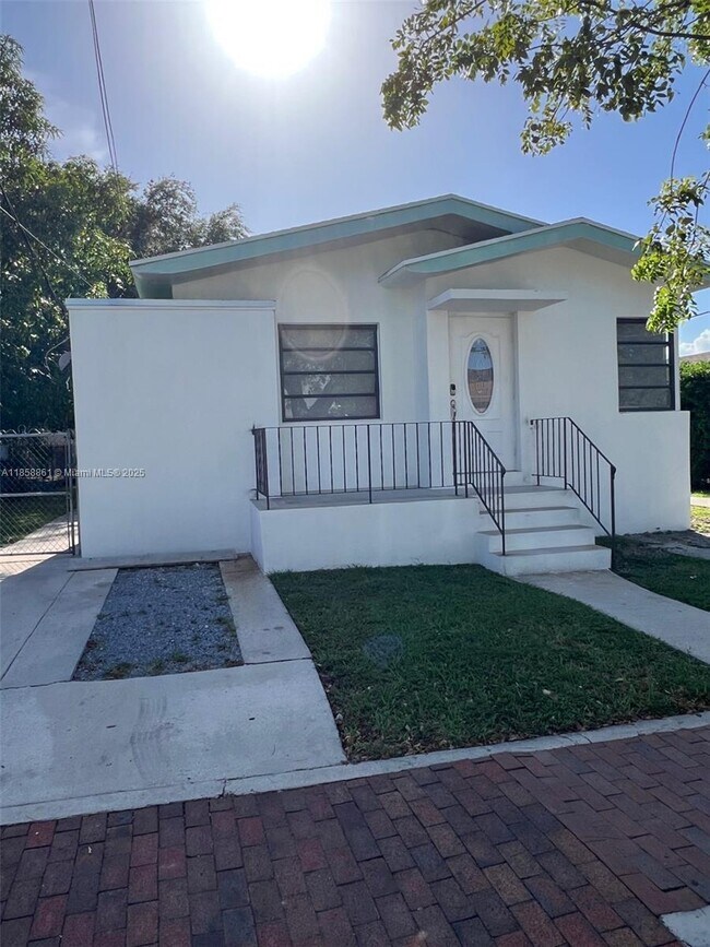 Primary Photo - 530 SW 16th Ave