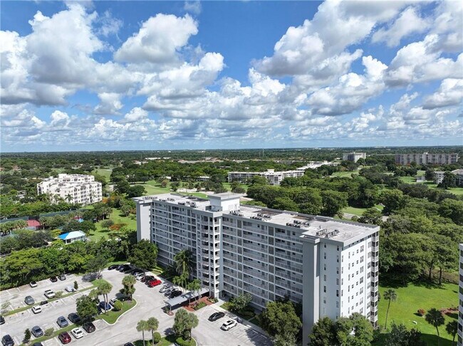 Building Photo - 4015 W Palm Aire Dr