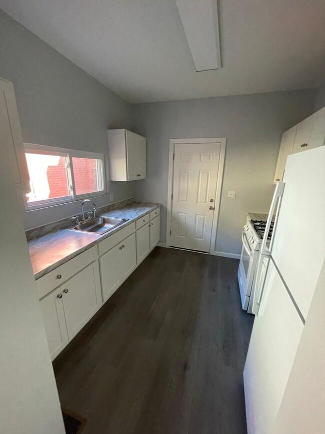 Building Photo - 2 Bedroom 1.5 bath updated  Property in Oa...