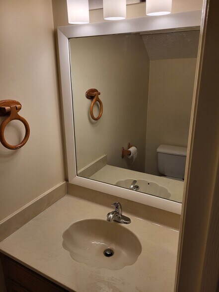 Building Photo - 1860 Lowe St