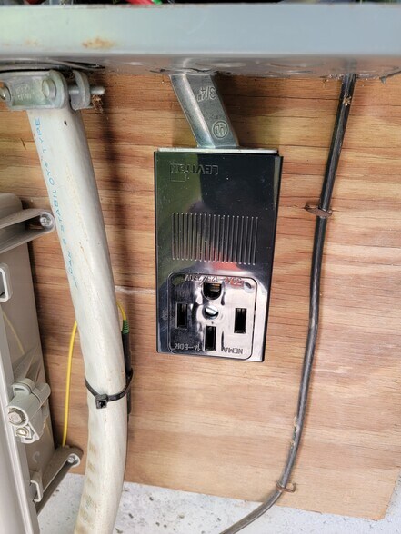 50A 240V plug for EV - 555 Coventry Lane