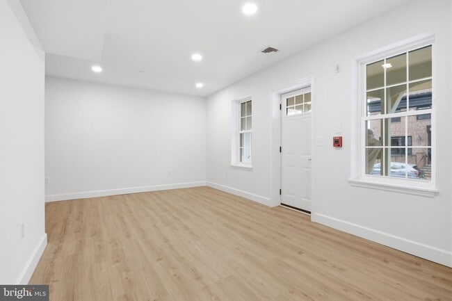 Building Photo - 100 W Front St