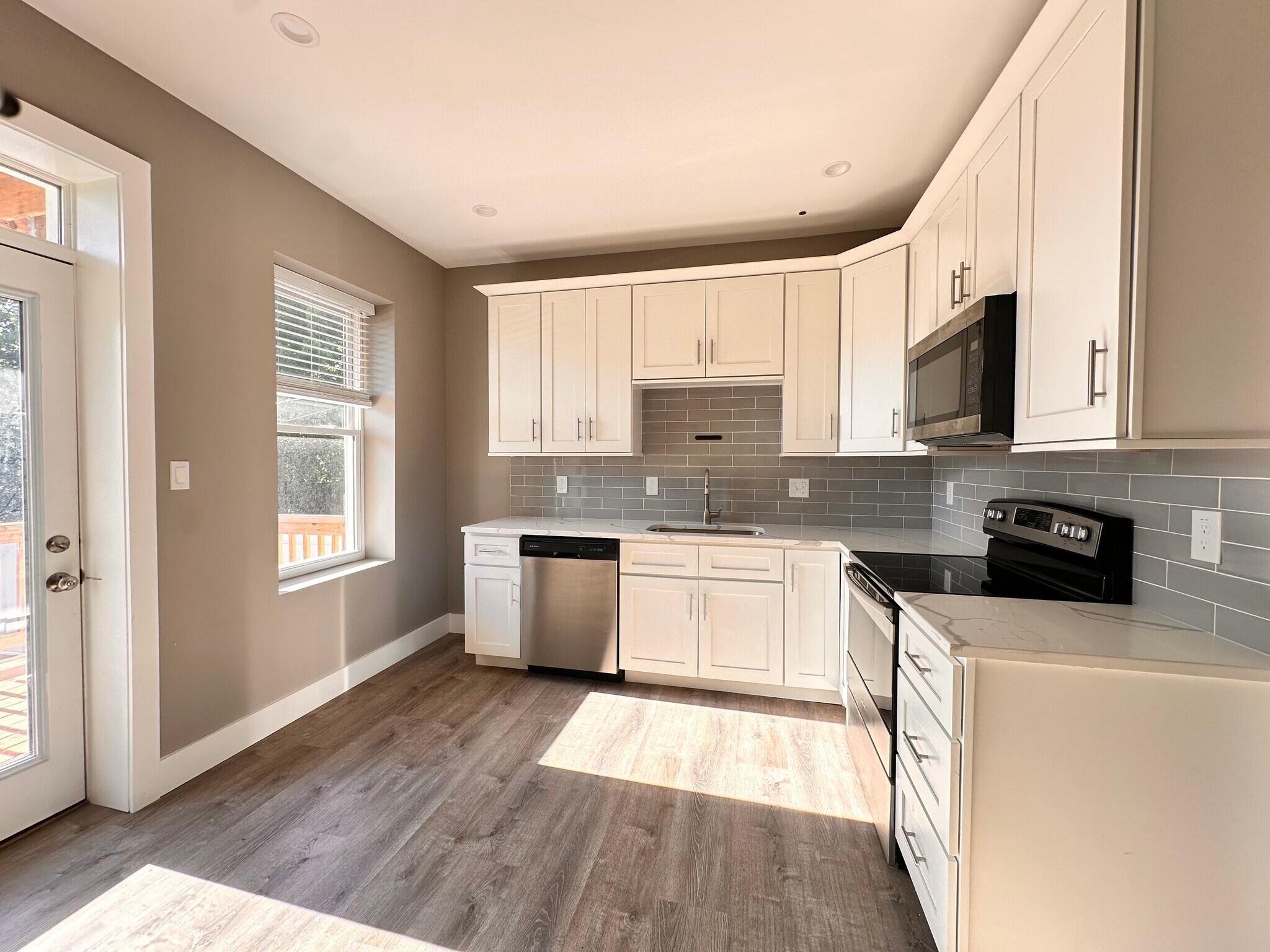 Building Photo - 3133 Lackland Ave