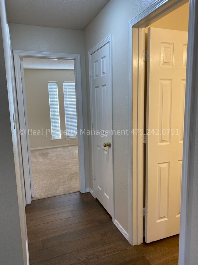 Building Photo - 6005 Sandy Parker Ct