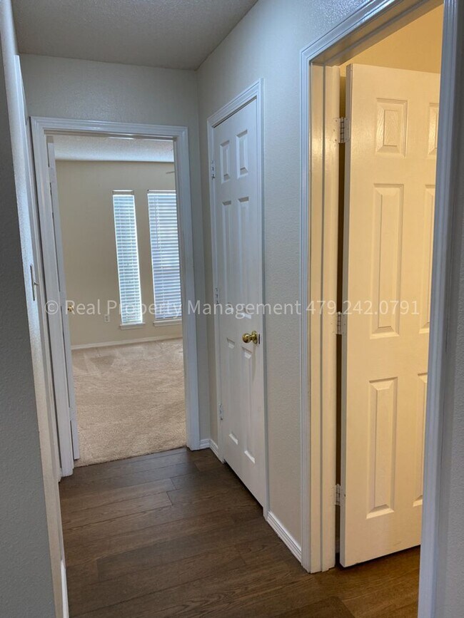 Building Photo - July Move In! Great house!! 3 bed 2 bath 2...