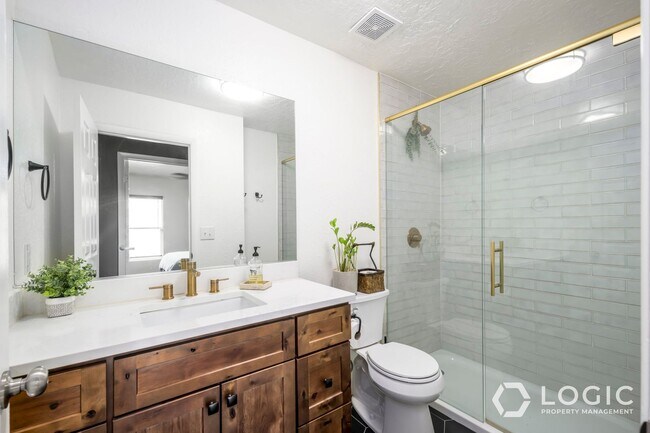 Building Photo - Beautiful Home in Excellent Location.