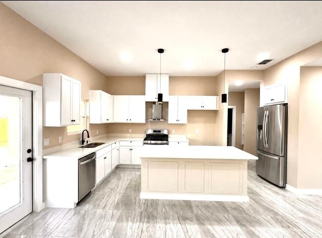 Building Photo - 6702 El Bosal Ln