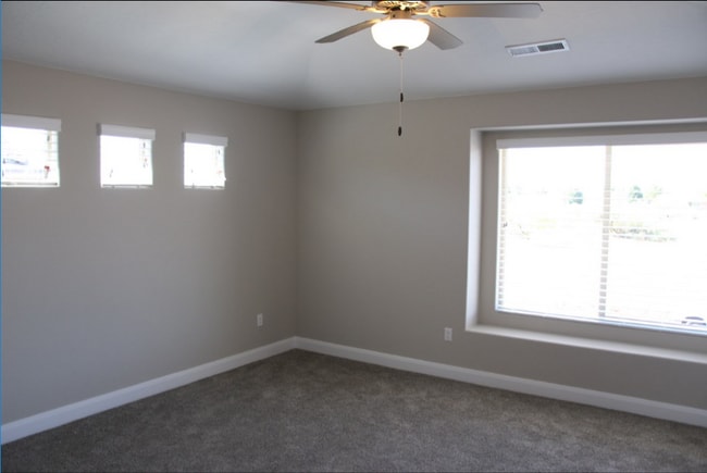 Building Photo - Blackhawk Townhome! End Unit!!