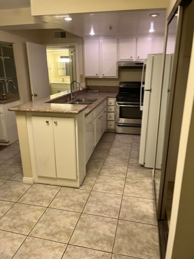 Building Photo - 1 Bedroom, 1 Bathroom North Hollywood Condominium for Lease!