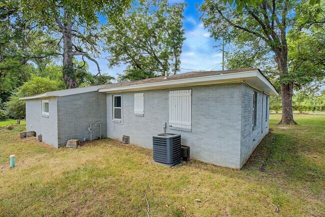 Building Photo - 246 Anderson Rd