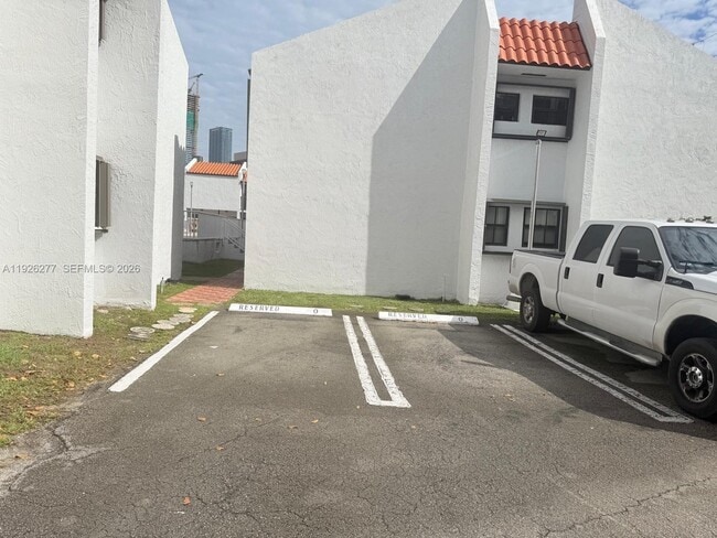 Building Photo - 1990 Brickell Ave