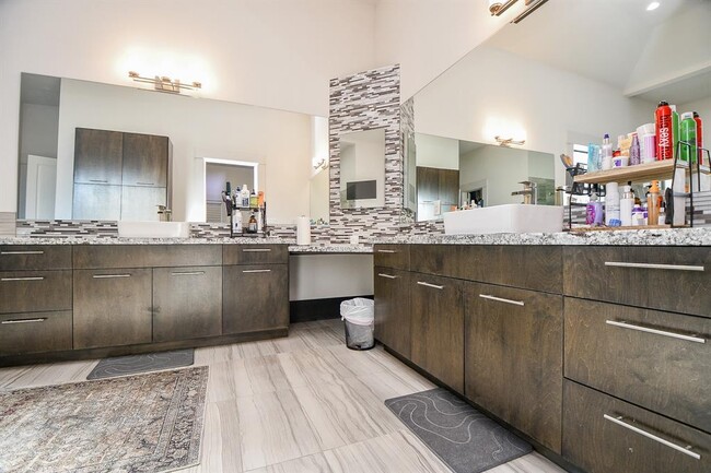 Building Photo - 3203 Blue Bonnet Blvd