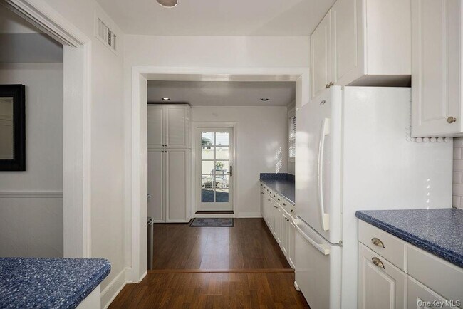 Building Photo - 4 Glenwolde Park