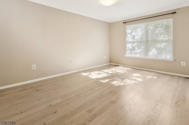 Building Photo - 10 Brookline Ct