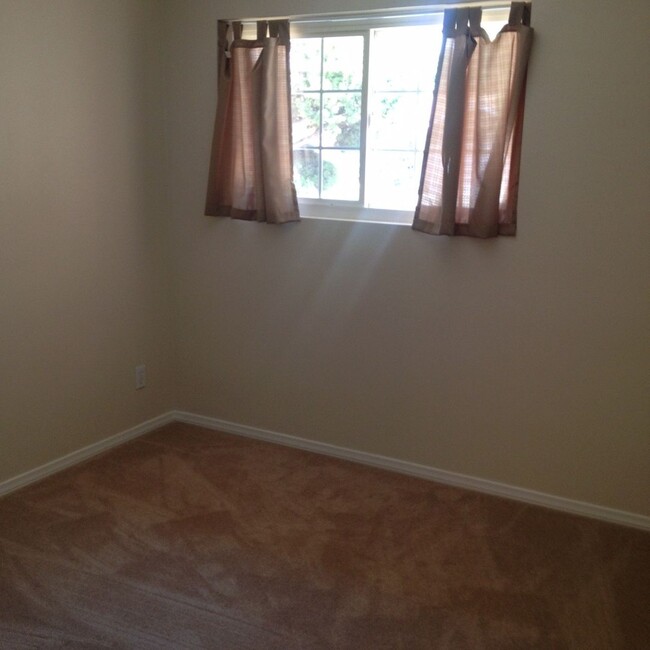 Building Photo - Clean and Bright 5 Bedroom House Near SDSU!