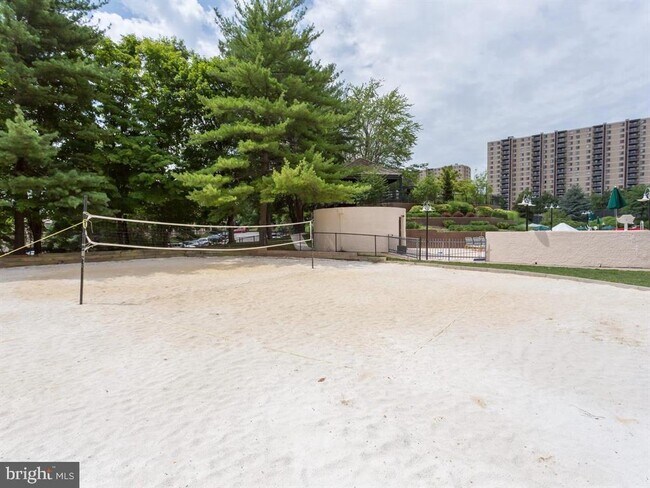 Building Photo - 205 Yoakum Pkwy