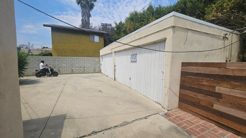 Building Photo - 812 N Fuller Ave