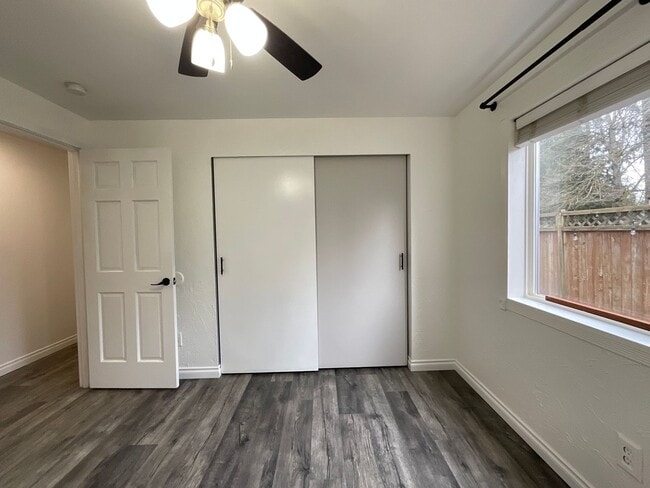 Building Photo - Beautiful 3 Bedroom 2 Bath Home at Lawrence Lake!