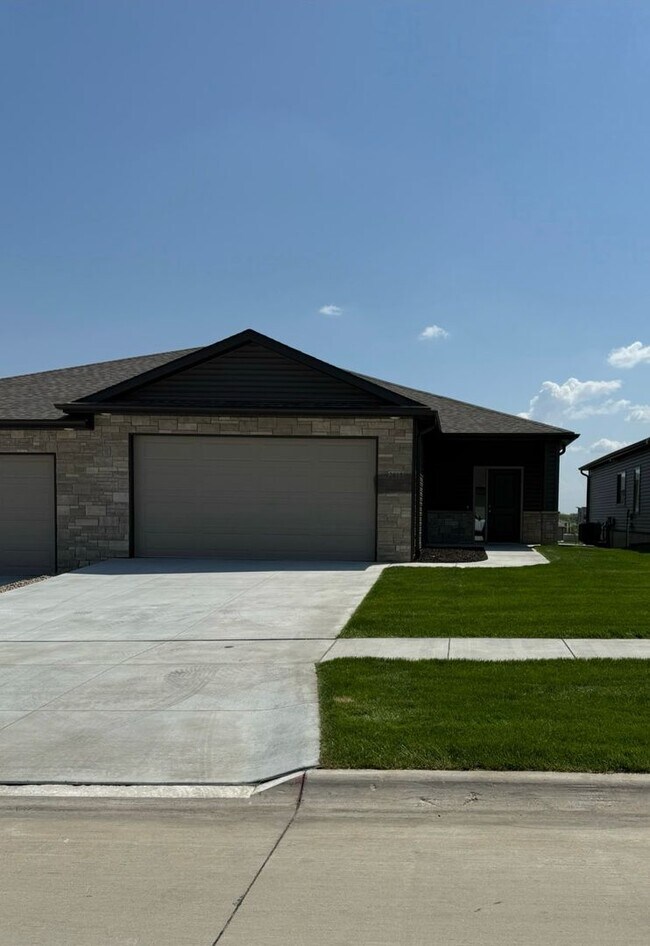 Building Photo - 3 bed/3bath ranch townhome in North Lincoln