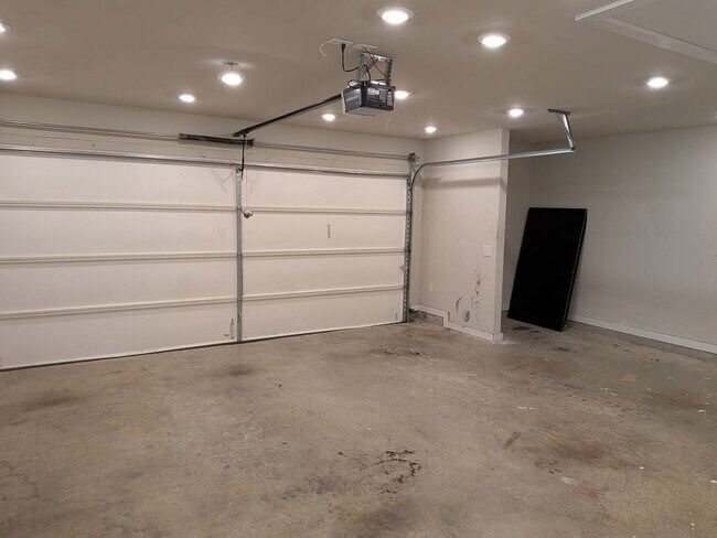 Building Photo - 1 story gem with quick access to Randolph!!