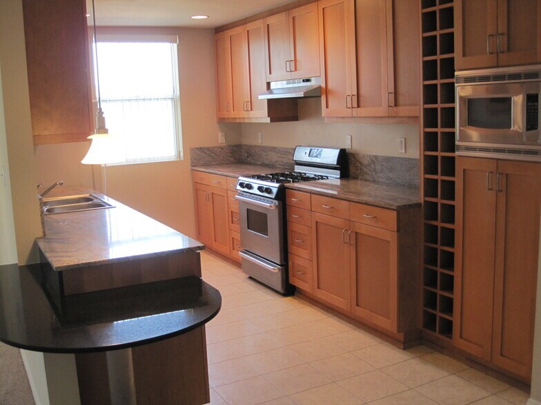 Building Photo - 10625 Valley Spring Ln