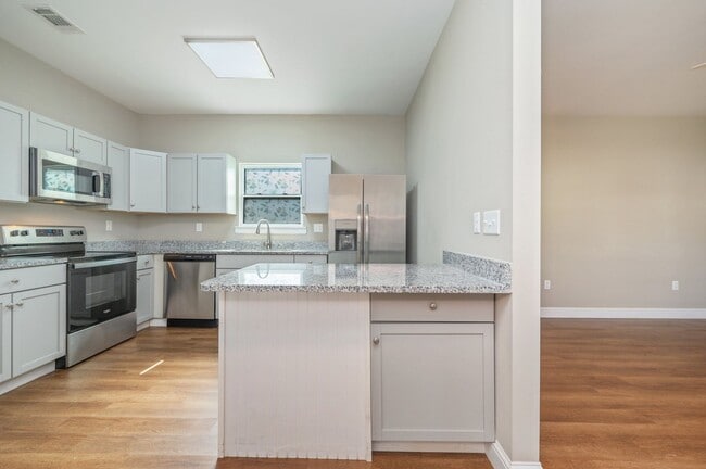 Building Photo - 3 bedroom 2.5 bathroom