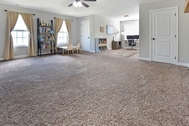 Building Photo - Pet Friendly Three Bedroom with Bonus in S...