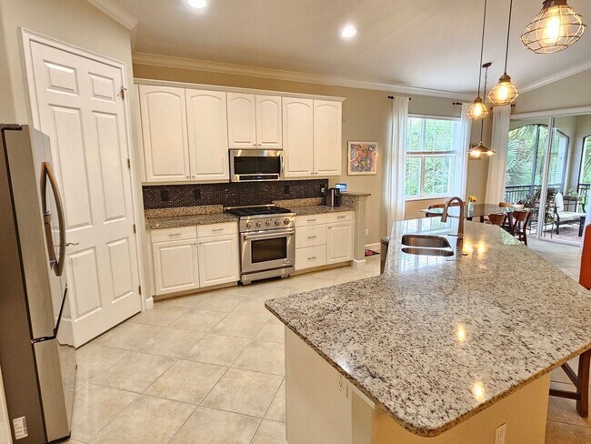 Building Photo - Annual Furnished or Unfurnished 3 Bedroom 2 Bathroom Second Floor Condo in Venetian Golf & River ...