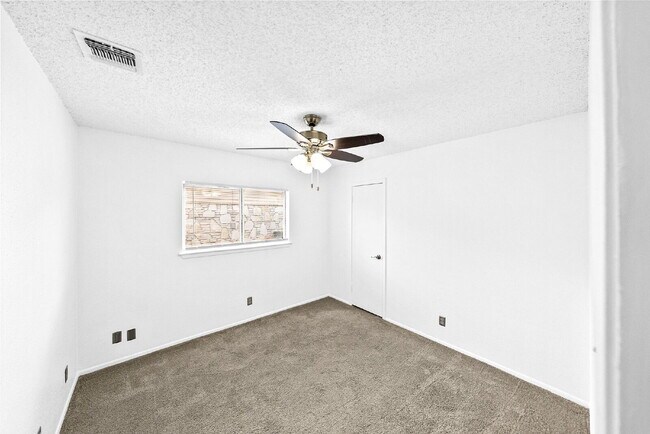 Building Photo - MINUTES FROM LACKLAND, MILES FROM BORING