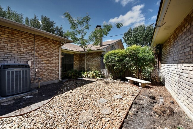 Building Photo - Lovely garden home in great location