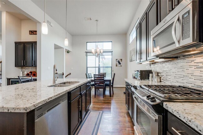 Building Photo - 4106 Marina St