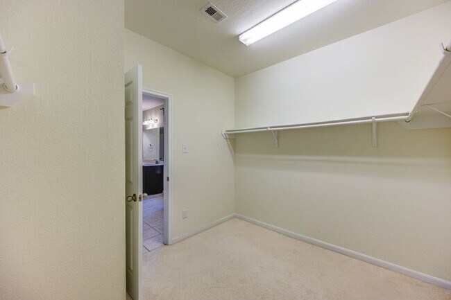 Building Photo - 5918 Rivergrove Bend Dr