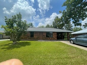Building Photo - 3 Bed/1.5 Bath Brick House