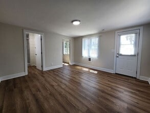 Building Photo - ** RENT READY ** Back Private Studio with ...