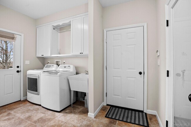 Building Photo - 105 Hardscrabble Lake Dr