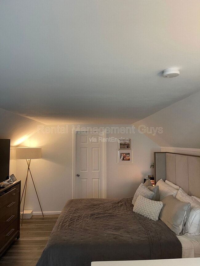 Building Photo - 4119 N Sheridan Ave