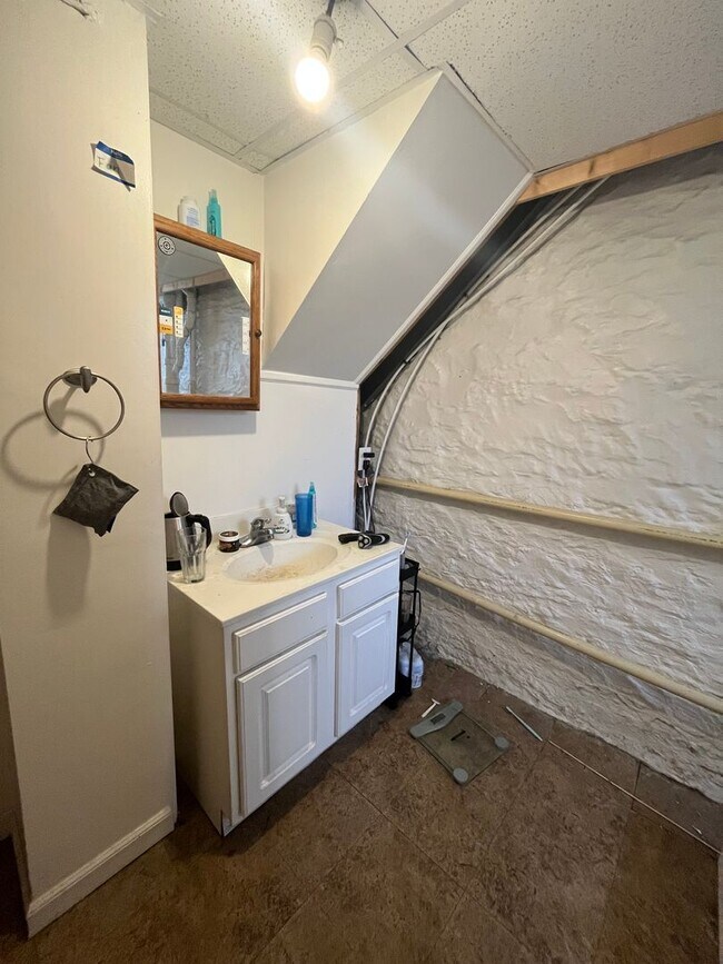 Building Photo - 2215 Victor St