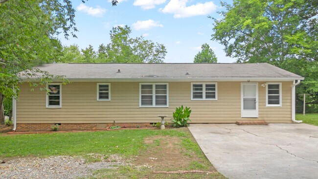 Building Photo - 3005 Pine Dr NE