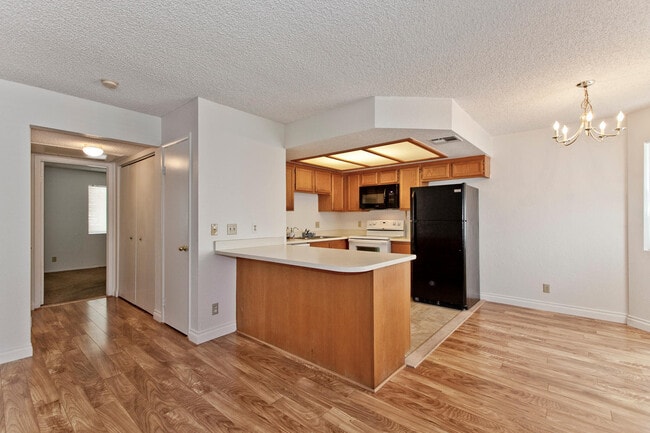 Building Photo - 1ST FLOOR CONDO CLOSE TO SUMMERLIN