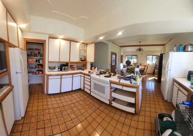 Building Photo - Bigger than average home in SLO! Lots of space!