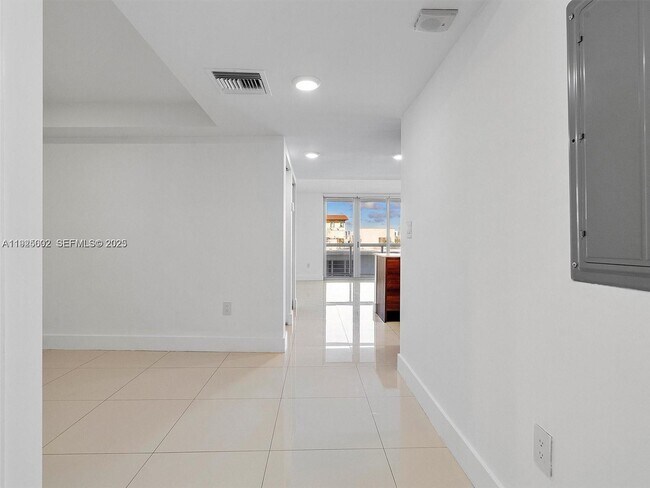 Building Photo - 9261 E Bay Harbor Dr