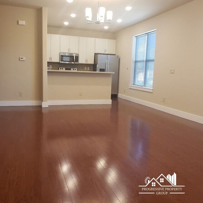 Building Photo - 525 E Kiowa St