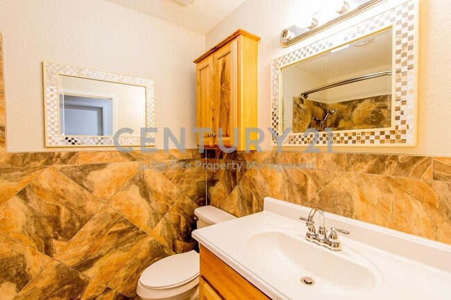 Building Photo - Stunning 3/2 in Great Dallas Location Read...