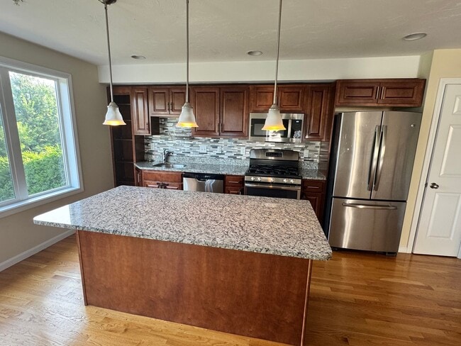 Building Photo - 6 Queen Isabella Way