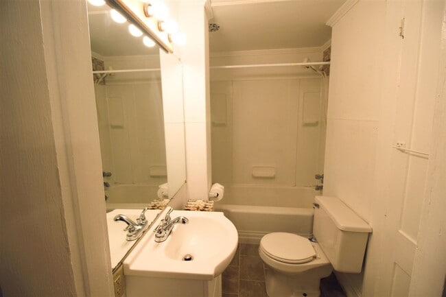 Building Photo - 12 Monroe St