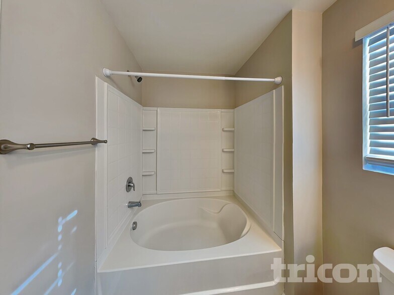 Building Photo - 1980 Clear Brook Dr