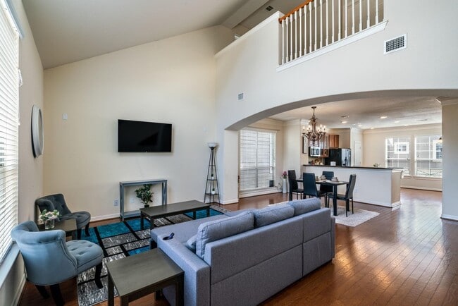 Building Photo - 3210 Clearview Cir