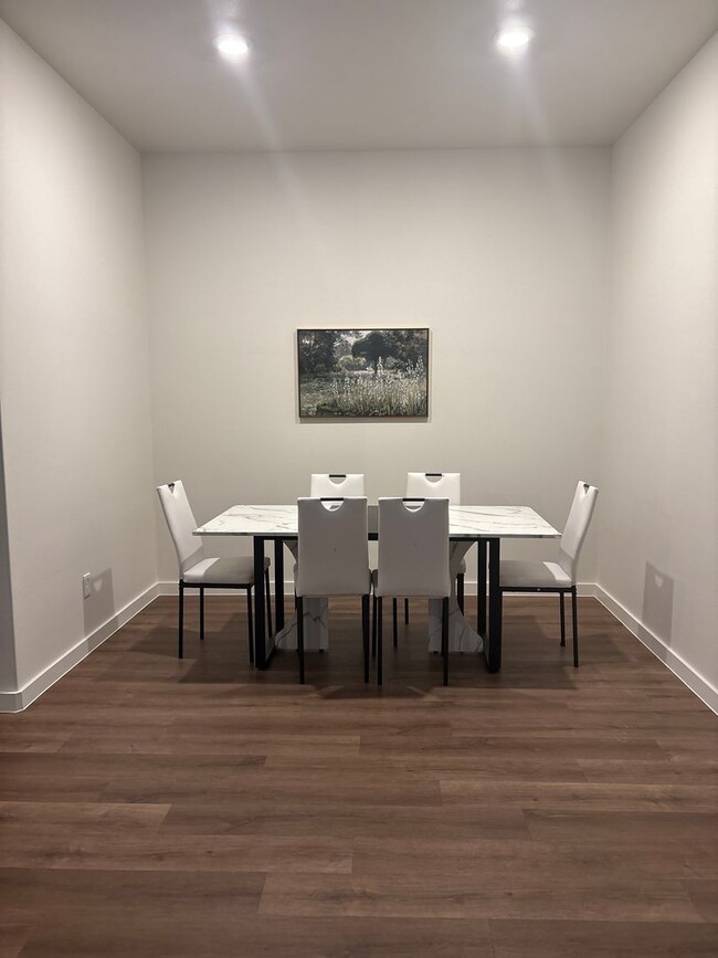 Building Photo - A Favorite in Willowbend!