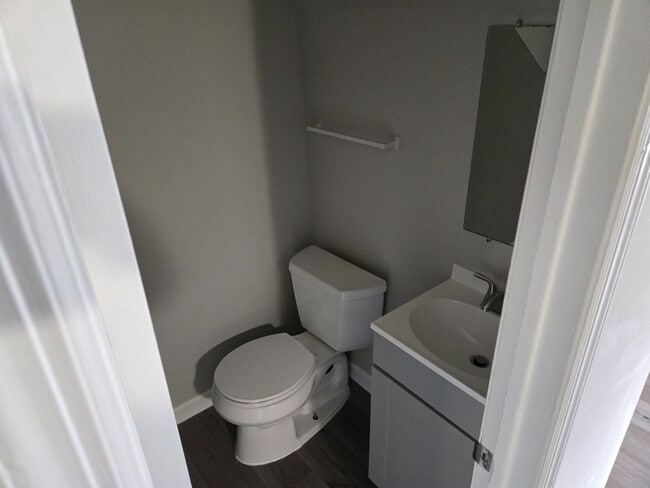 Building Photo - 3 bedroom, 1.5 bath townhome in Newark
